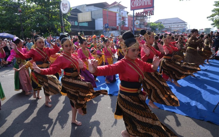 Ratusan siswa dari berbagai sekolah dan sanggar tari tampil memeriahkan Hari Tari Sedunia dalam Pentas Seni dan Budaya di area Car Free Day Karanganyar, Minggu (3/5/2026)