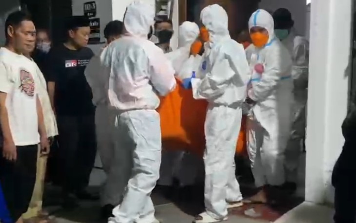 Petugas BPBD Karanganyar mengevakuasi jenazah pria yang ditemukan membusuk di dalam rumahnya, kawasan Perumahan UNS 5, Desa Ngringo, Kecamatan Jaten, pada Selasa (12/5/2026) malam
