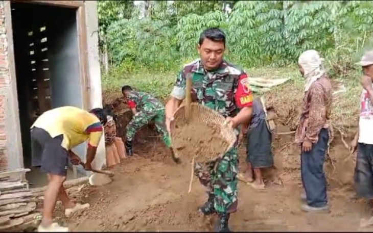Kerja bakti bersihkan lingkungan