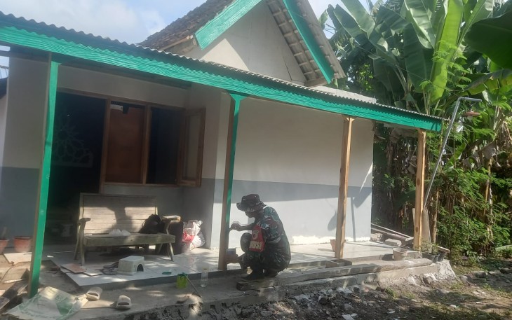 Semangat 8 Wajib TNI Hidupkan Harapan Warga Lewat Rumah Layak Huni.