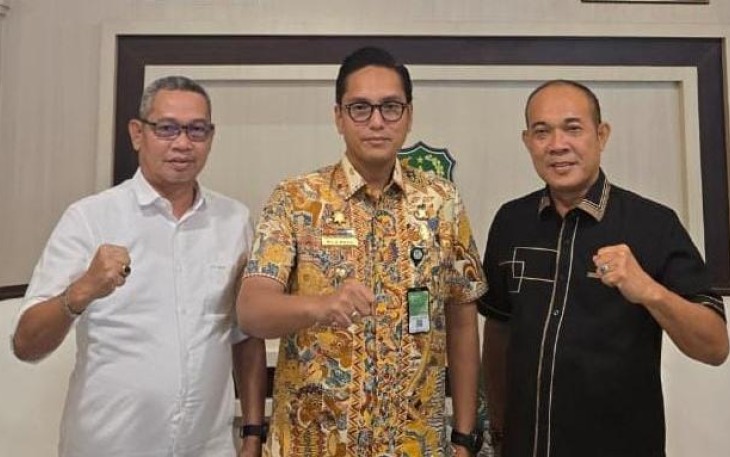 Walkot Medan Rico Tri Putra Bayu Waas diapit Ketua Kormi Medan, Idrus Djunaidi (kanan) dan Bendahara Kormi Medan, Abdul Salim (kiri)