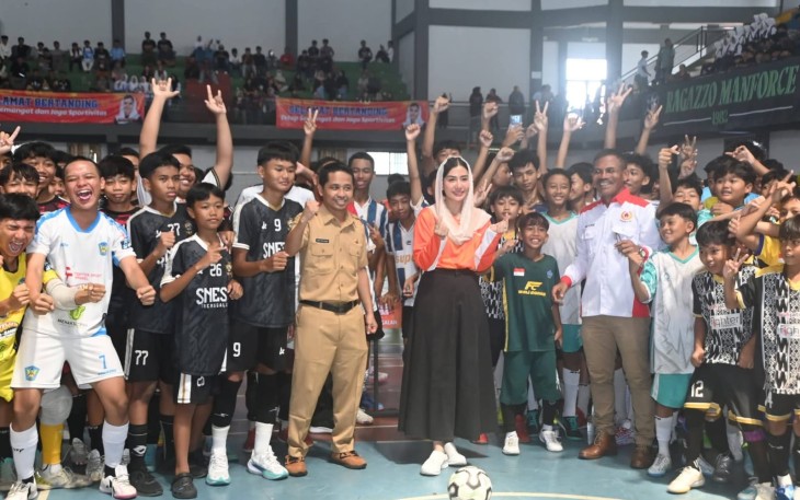 Novita Hardini, saat membuka turnamen UPRINTIS Futsal League 2026, di GOR Gajah Putih Kabupaten Trenggalek, Senin (11/5/2026)