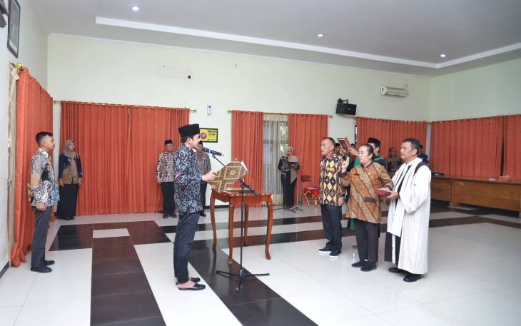 Wakil Bupati Trenggalek, Syah Muhammad Natanegara, saat melantik 2 pejabat administrator, Jum'at (8/5/2026)