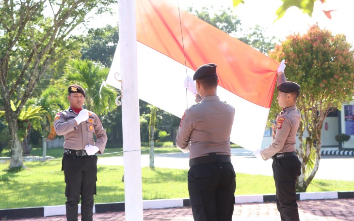 Personil Polres Aceh Singkil saat menaikan bendera merah putih dalam upacara Hari Lahir Pancasila yang digelar di halaman Mapolres setempat