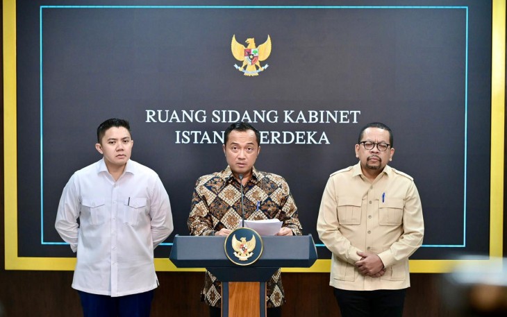 Menteri Sekretaris Negara Prasetyo Hadi, dengan didampingi Sekretaris Kabinet Teddy Indra Wijaya dan Kepala Badan Komunikasi Pemerintah (Bakom) RI Muhammad Qodari