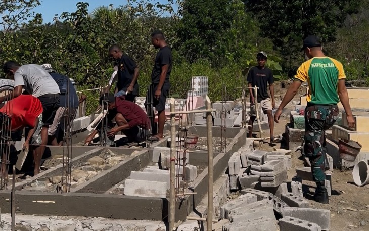 Yonarmed 12 Kostrad Gelar Karya Bakti Pemugaran TPU Bersama Warga Perbatasan
