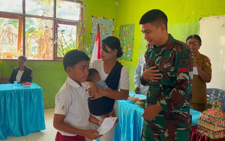 Yonarmed 12 Kostrad Berikan Motivasi dan Dukungan pada Siswa Lulusan SD di Perbatasan