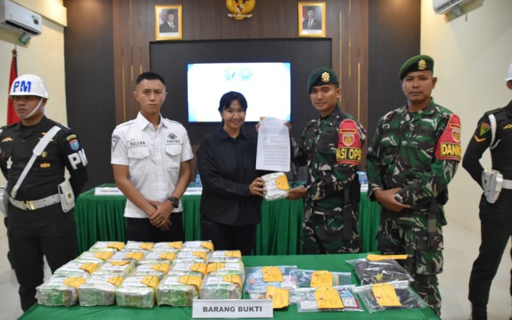 Satgas Pamtas Yonarhanud 1/PBC/1 Kostrad Kembali Ukir Prestasi, Gagalkan Penyelundupan 21,4 Kg Sabu dan Amankan WNA di Entikong