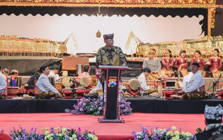 Kapolda Jatim Gaungkan Semangat Jogo Jawa Timur di Pagelaran Wayang Kulit Hari Bhayangkara ke - 80*