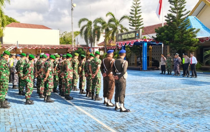 Ratusan Personel Gabungan TNI Polri Apel Gelar Pasukan Siap Amankan Malam 1 Suro di Pacitan