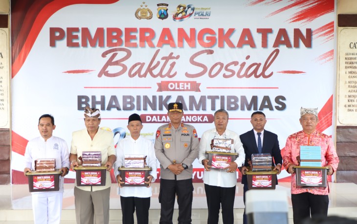 Sambut Hari Bhayangkara ke-80 Kapolda Jatim Bagikan 2.055 Kitab Suci