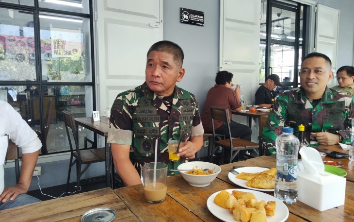 Pangdam XIV/Hasanuddin Mayjen TNI Bangun Nawoko didampingi Dandim 1408/Makassar Kolonel Kav Ino Dwi Setyo Darmawan melaksanakan kegiatan ngopi dan dialog santai bersama sejumlah masyarakat di Warung Kopi (Warkop) Ko Heng, Jl. Gunung Latimojong, Kota Makassar