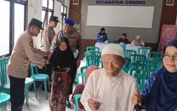 Aksi Humanis Polsek Geneng Bantu Lansia yang Antri Terima PKH Plus di Ngawi