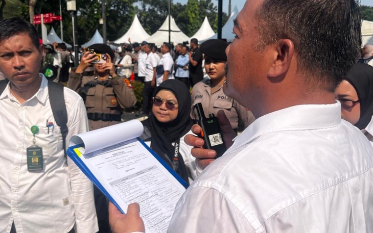 Pengadilan Negeri Jakarta Pusat (PN Jakpus) melakukan eksekusi lahan dan bangunan Hotel Sultan, Jakarta ke negara dibantu aparat Polri dan TNI