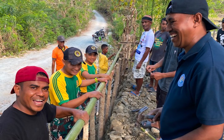 Semangat Karya Bakti, Yonarmed 12 Kostrad Bersama Masyarakat Bangun Fasilitas Posyandu