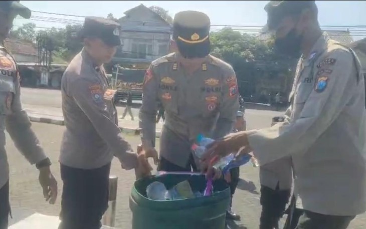 Personel Polres Blitar Bersihkan Sampah Usai Layanan Pengamanan Aksi Unjuk Rasa