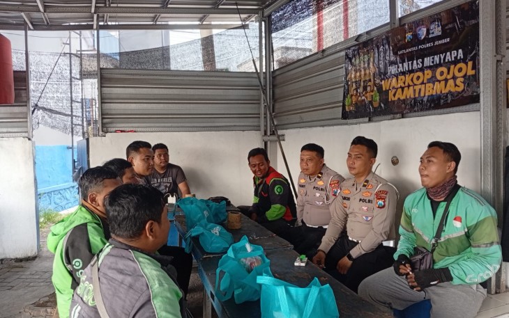 Polres Jember Berbagi Paket Sembako untuk Ojol