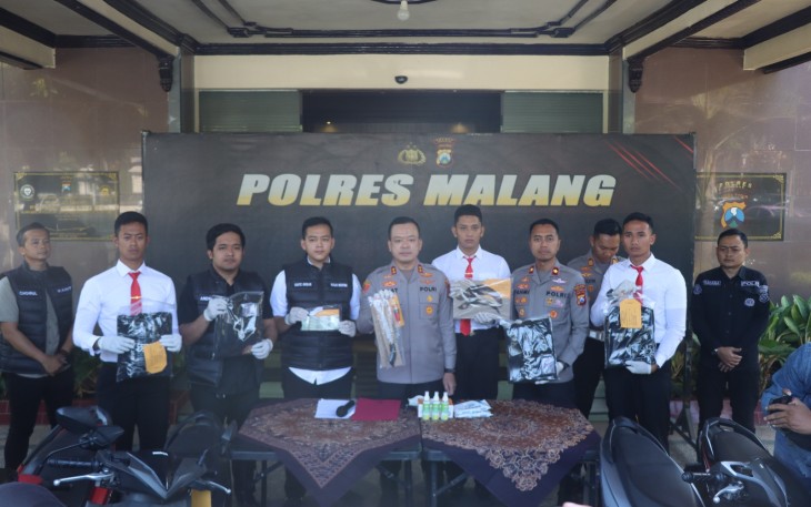 Polres Malang Amankan Dua Pemuda Bawa Sajam Saat Penyekatan Malam 1 Suro