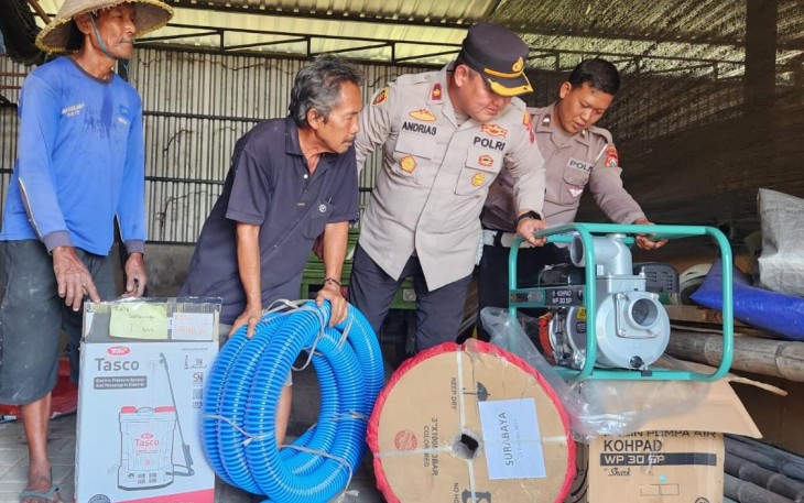 Polres Pelabuhan Tanjungperak Salurkan Bantuan Alat Pertanian Dukung Ketahanan Pangan Nasional