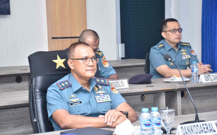 Komandan Komando Daerah  TNI Angkatan Laut  XIV (Komandan Kodaeral XIV) Sorong, Laksamana Muda TNI Djatmoko, S.T., M.M., CHRMP, mengikuti Vicon