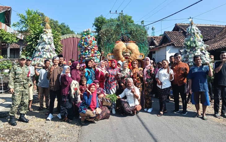Kirab Budaya Bersih Desa Nampu Berlangsung Meriah, Babinsa Hadir Jaga Tradisi dan Kondusivitas Wilayah
