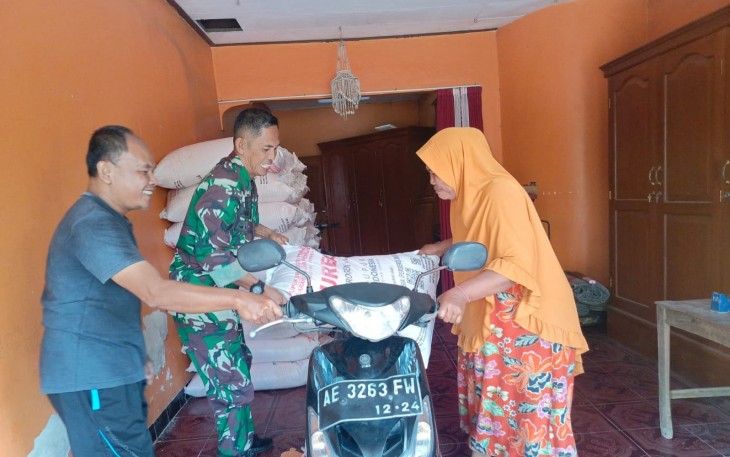 Babinsa Gunungsari Turun Langsung Dampingi Penyaluran kepada Petani