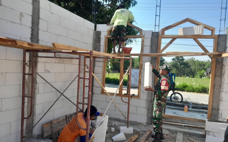 Hadir di Tengah Warga, Babinsa Desa Bulu Turun Tangan Bantu Wujudkan Rumah Impian