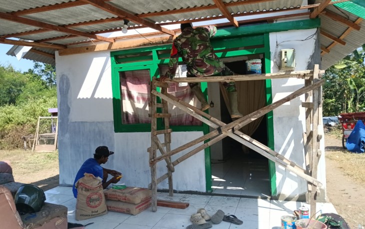 Babinsa Desa Bukur Dampingi Pengecatan Gawang Rumah Penerima Bantuan Rutilahu Gubernur Jatim
