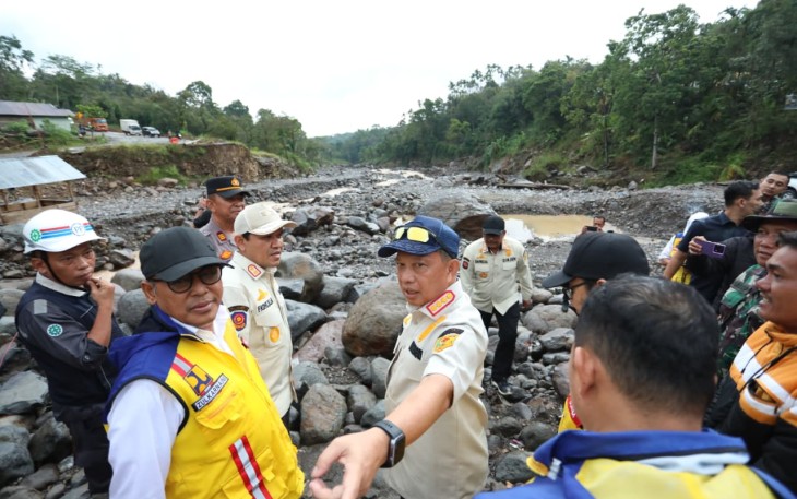 Menteri Dalam Negeri (Mendagri) sekaligus Ketua Satuan Tugas (Kasatgas) Percepatan Rehabilitasi dan Rekonstruksi (PRR) Pascabencana Sumatera Muhammad Tito Karnavian meninjau kondisi Jalan Werlah di Bener Meriah, Aceh, Selasa (7/7/2026) 