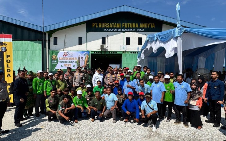 Kapolri meninjau pabrik pupuk batu bara PT Bursatani Futura Andyta di Kabupaten Kampar, Riau