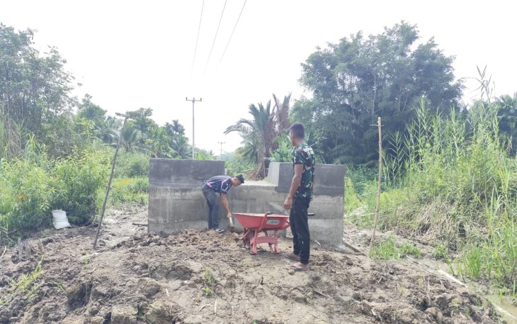 Personil Kodam XIX/TT saat melakukan penimbunan pondasi pembangunan jembatan garuda