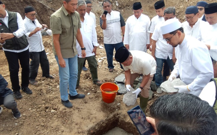 Panglima TNI Jenderal TNI Agus Subiyanto menghadiri kegiatan peletakan batu pertama (groundbreaking) pembangunan Masjid Al Kautsar di Komplek Griya Asri Cahaya Cipageran