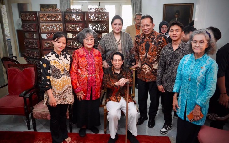 Menteri Koperasi (Menkop) Ferry Juliantono bersama Wakil Menteri Koperasi (Wamenkop) Farida Farichah mengunjungi rumah Bung Hatta di Jalan Diponegoro No. 57, Menteng, Jakarta Pusat.