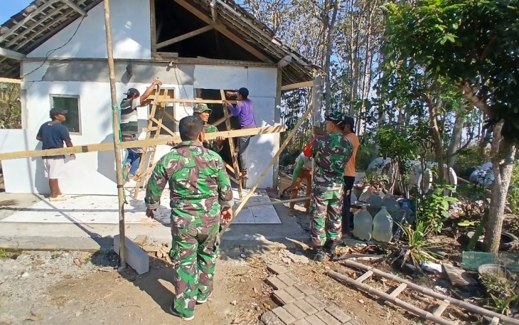 Renovasi rumah warga wilayah desa binaan
