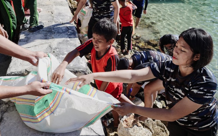 Kodaeral IX Gelar Aksi "Aku Cinta Laut 2026" Karya Bakti Bersih-Bersih Pantai Negeri Saleman