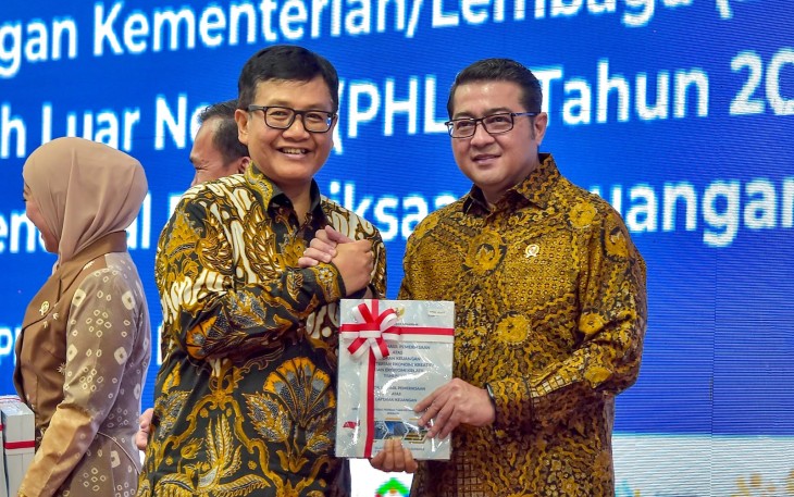 Menteri Ekonomi Kreatif, Teuku Riefky Harsya, menerima Laporan Hasil Pemeriksaan (LHP) atas Laporan Keuangan Kementerian/Lembaga dan Pinjaman/Hibah Luar Negeri Tahun 2025 dari Badan Pemeriksa Keuangan (BPK) RI di Badan Diklat PKN BPK RI, Jakarta, Kamis (16/7/2026)