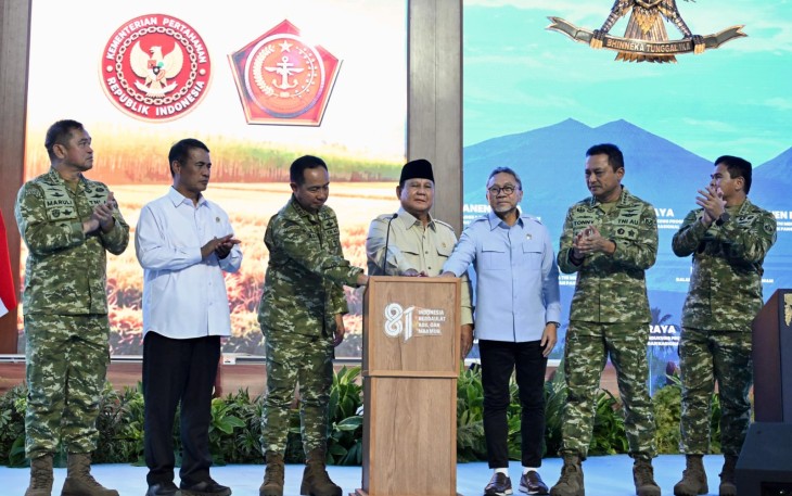 Panglima TNI Jenderal TNI Agus Subiyanto mendampingi Presiden RI Prabowo Subianto pada Panen Raya TNI yang digelar serentak di 43 titik