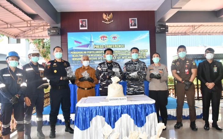 TNI AL Berhasil Menggagalkan Penyelundupan Timah Ilegal Seberat 1.9 Tonton di Perairan Karimun 