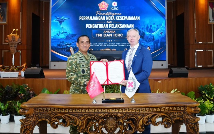 Penandatanganan dilakukan oleh Kepala Babinkum dan HAM TNI Laksda TNI Farid Ma'ruf, S.H., M.H., bersama Kepala Delegasi Regional ICRC untuk Indonesia dan Timor-Leste, Martin de Boer