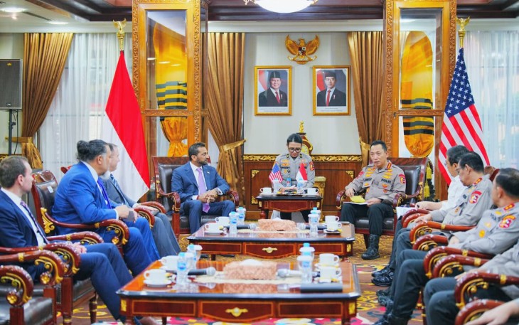 Kapolri Jenderal Polisi Drs. Listyo Sigit Prabowo, M.Si., menerima audiensi Direktur Federal Bureau of Investigation (FBI), Mr. Kash Patel, di Mabes Polri, Jakarta, Kamis (23/7)
