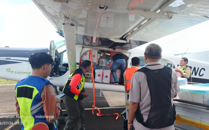 Sejumlah personel gabungan melakukan pengemasan barang-barang bantuan BNPB yang akan didistribusikan kepada masyarakat terdampak longsor di Kabupaten Nunukan, Provinsi Kalimantan Utara pada Jumat (24/7)