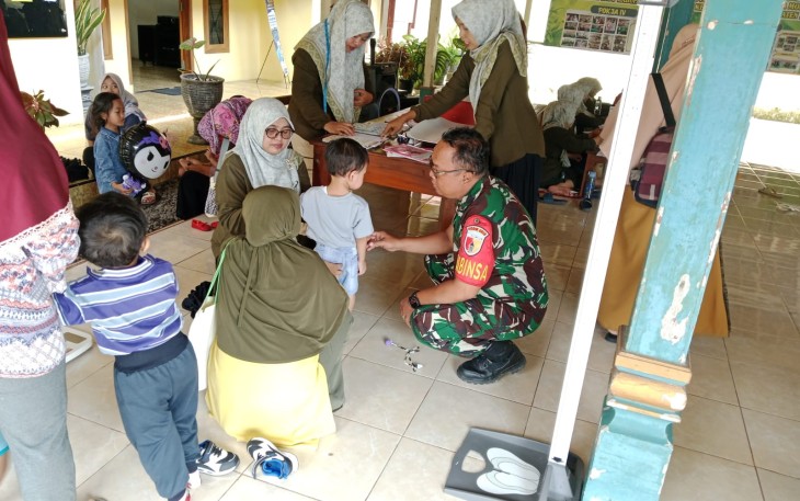 Babinsa Mojorayung Kawal Layanan Kesehatan Warga