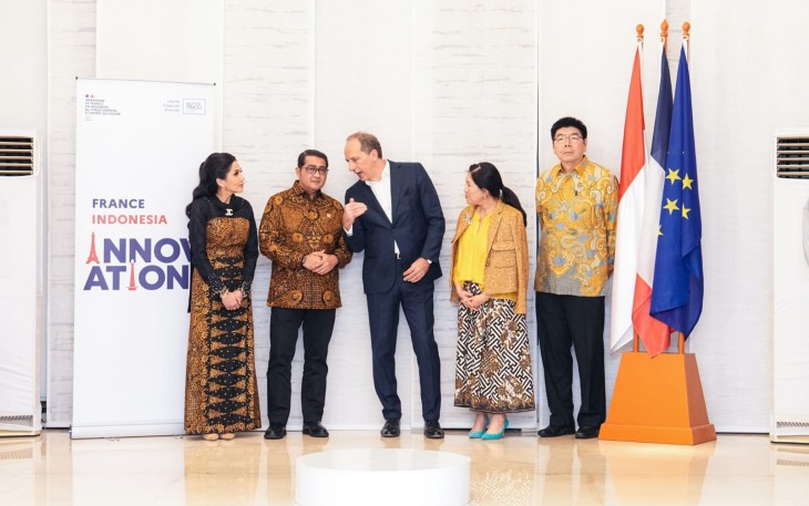 Menteri Ekonomi Kreatif/Kepala Badan Ekonomi Kreatif (Ekraf), Teuku Riefky Harsya (kedua kiri), berbincang dengan Duta Besar Prancis untuk Indonesia, Timor-Leste, dan ASEAN, H.E. Fabien Penone (tengah), saat menghadiri resepsi dan peragaan busana inkubator PINTU France–Indonesia di Kediaman Duta Besar Prancis, Jakarta, Selasa (28/07/2026) 