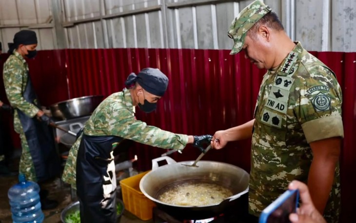 Wakil Panglima TNI Jenderal TNI Tandyo Budi R. bersama Menteri Pertahanan RI dan Wakil Kepala Staf Angkatan Darat Letjen TNI Muhammad Saleh Mustafa meninjau Batalyon Teritorial Pembangunan (Yon TP) 939/Macan Putih di Tasikmalaya