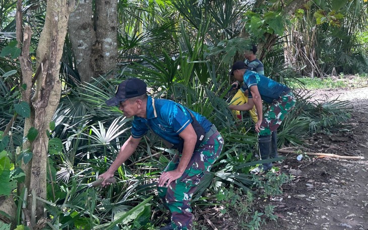 Yonarmed 12 Kostrad Bersihkan Jalan Perbatasan, Wujud Nyata Kepedulian kepada Masyarakat