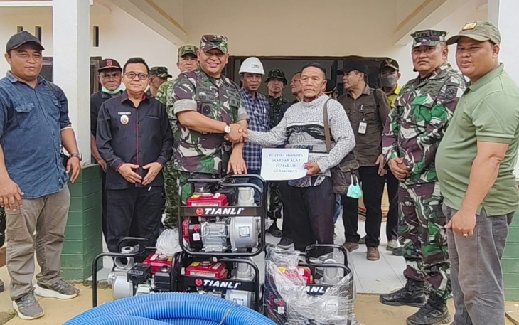 TNI Perkuat Penanganan Karhutla di Melawi, Salurkan Peralatan Pemadam kepada Masyarakat