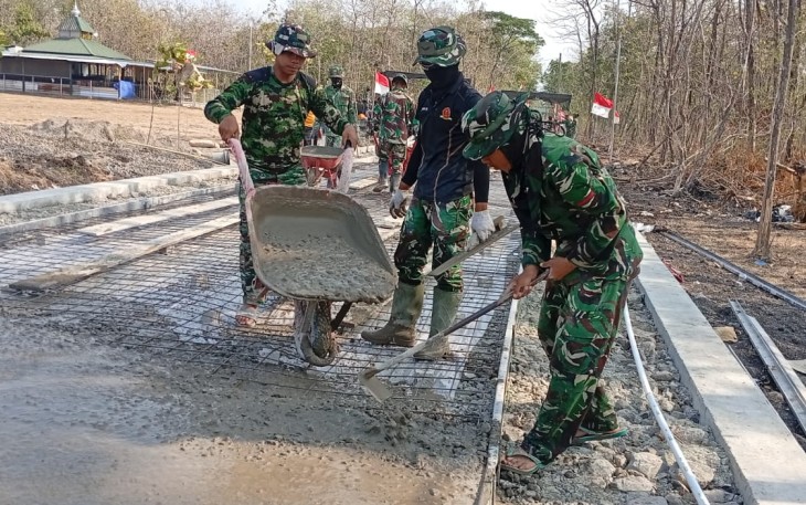 Betonisasi Jalan TMMD Berlanjut, Satgas Kerjakan Tahapan Pembangunan di Lapangan