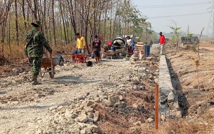 Pembangunan Talud Jalan TMMD Reguler ke-130 Terus Berlanjut di Desa Trucuk