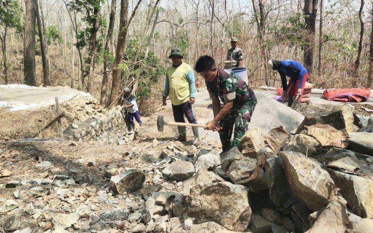 Tak Peduli Cuaca Panas, Koptu Andik Turun Langsung Bantu Satgas TMMD Reguler ke-130 Pecahkan Batu