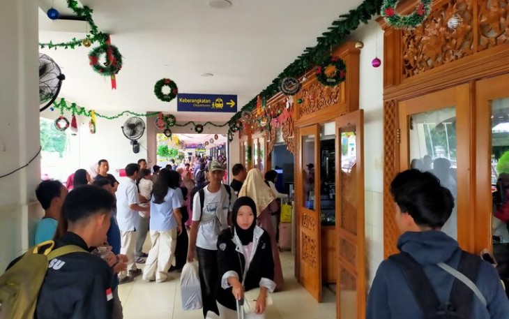 Kepadatan penumpang di Stasiun Madiun saat libur panjang peringatan Isra' Mi'raj